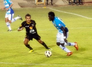 Pattaya United’s O.J. Obatola (right) carries the ball downfield against Army United at the Nongprue Stadium, Pattaya, Saturday, Dec. 24. (Photo/Martin Bilsborrow)