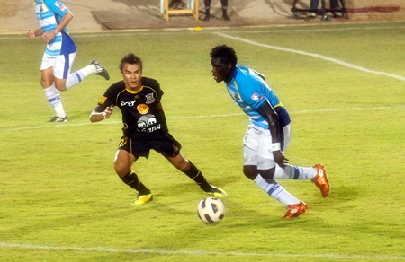 Pattaya United’s O.J. Obatola (right) carries the ball downfield against Army United at the Nongprue Stadium, Pattaya, Saturday, Dec. 24. (Photo/Martin Bilsborrow)