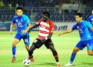 Pattaya United’s O.J. Obatola (10) is surrounded by Chonburi FC defenders during the second half of their Thai Premier League match in Chonburi, Sunday, Dec. 11. (Photo/Ariyawat Nuamsawat)