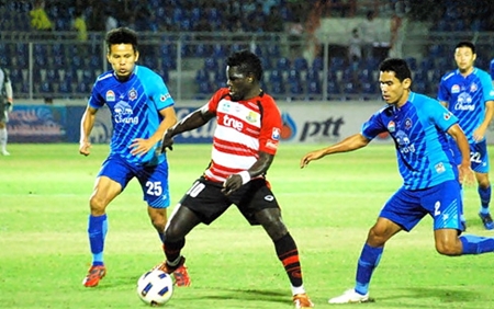Pattaya United’s O.J. Obatola (10) is surrounded by Chonburi FC defenders during the second half of their Thai Premier League match in Chonburi, Sunday, Dec. 11. (Photo/Ariyawat Nuamsawat) 