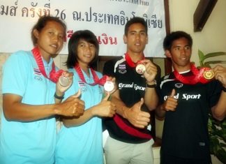 (Left-right) Naphalai Thansai, Siriporn Kaewduangngam, Aek Bunsawat and Navin Singhsat proudly show their medals won at the 26th SEA Games in Indonesia.