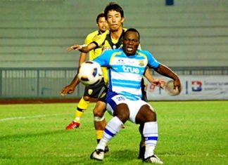 United striker Ludovick Takam shields the ball from a Khonkaen defender during the second half of their match at the IPE Stadium in Chonburi, Sunday, Dec. 4. (Photo/Ariyawat Nuamsawat)