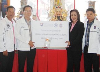Saichon Pansukjit (2nd right), head of the health insurance department at Bangkok Hospital Pattaya, presented medicines to Sinchai Wattanasartsathorn (2nd left), vice president of the Sawang Boriboon Thammasathan Foundation in aid of the victims of the heavy floods in Thailand recently.