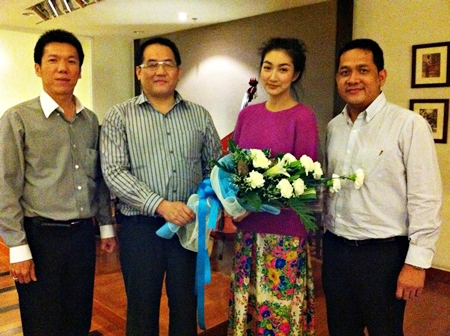 On her arrival to spend a few days at the Cape Racha recently, Khemanit “Pancake” Jamikorn the well known Thai movie star, was warmly welcomed by General Manager Sathawuth Sermprasert (2nd left). Also on hand to greet her were Sompong Sophowongsakorn (left), GM of Kantary Bay, Sriracha, and Chaiyuth Uttarakam (right) GM of Kameo House, Sriracha.