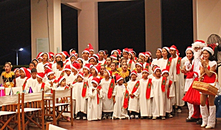 Santa and Santarinas of the Holiday Inn Pattaya were on hand to welcome the children’s choir from the Pattaya Orphanage who entertained the guests with their beautiful and moving renditions of Christmas carols. They were rewarded by receiving plenty of presents to take home.