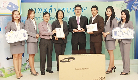 Dr. Pichit Kangwolkij, Director and Dr. Supakorn Winnawan, Deputy Director of the Bangkok Hospital Pattaya recently presented prizes to the lucky winners who bought the “Be Healthy 2012” check-up packages, including one lucky fan of the hospital’s Sabaidee Tee Facebook page.