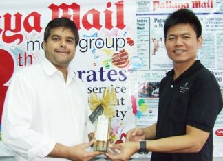 New Year’s wishes kept pouring in during the first week of business this year. Tony receives Patipan Lueanloy from Hotel Vista, Sasivimon Issarakhumthorn from Furama Jomtien Beach Hotel and Sivaporn Sonthisiri from Ravindra Beach Resort, while Paul Strachan joins in to welcome Dhaninrat Klinhom from the Hilton Pattaya.