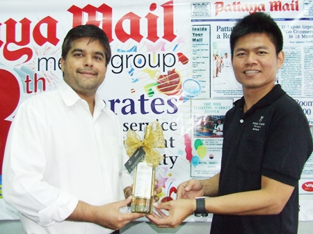 New Year’s wishes kept pouring in during the first week of business this year. Tony receives Patipan Lueanloy from Hotel Vista, Sasivimon Issarakhumthorn from Furama Jomtien Beach Hotel and Sivaporn Sonthisiri from Ravindra Beach Resort, while Paul Strachan joins in to welcome Dhaninrat Klinhom from the Hilton Pattaya.