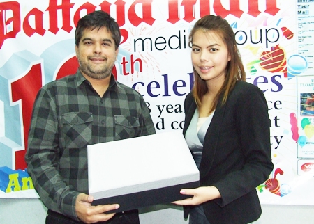 New Year’s wishes kept pouring in during the first week of business this year. Tony receives Patipan Lueanloy from Hotel Vista, Sasivimon Issarakhumthorn from Furama Jomtien Beach Hotel and Sivaporn Sonthisiri from Ravindra Beach Resort, while Paul Strachan joins in to welcome Dhaninrat Klinhom from the Hilton Pattaya.