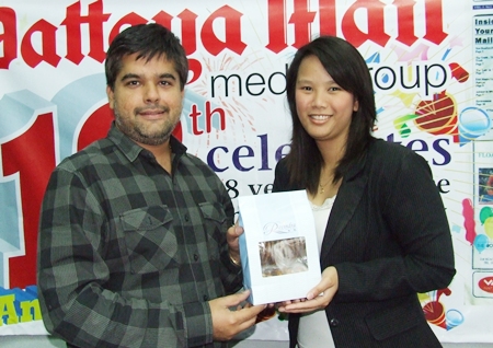 New Year’s wishes kept pouring in during the first week of business this year. Tony receives Patipan Lueanloy from Hotel Vista, Sasivimon Issarakhumthorn from Furama Jomtien Beach Hotel and Sivaporn Sonthisiri from Ravindra Beach Resort, while Paul Strachan joins in to welcome Dhaninrat Klinhom from the Hilton Pattaya.