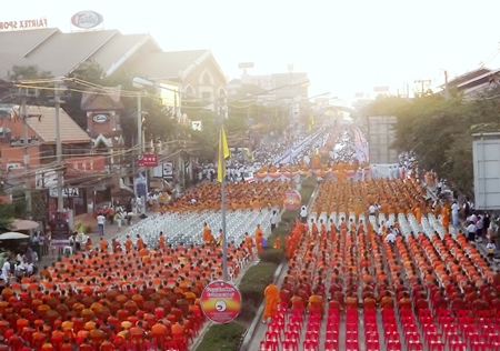 Over 20,000 people turned up at dawn Dec. 24 to present alms to 2,084 Buddhist monks.