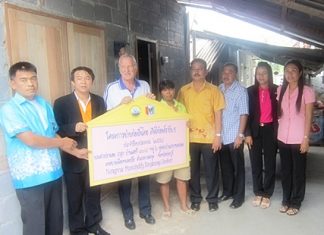 Nongprue officials, William Macy from the PSC and Parnam pose at the official unveiling.