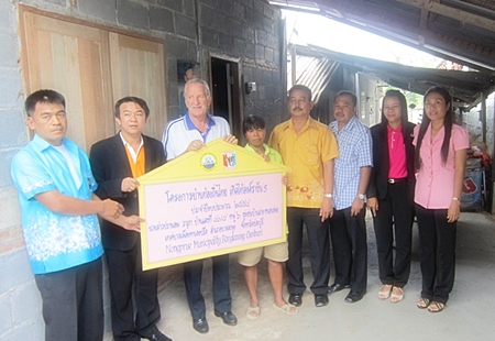 Nongprue officials, William Macy from the PSC and Parnam pose at the official unveiling.
