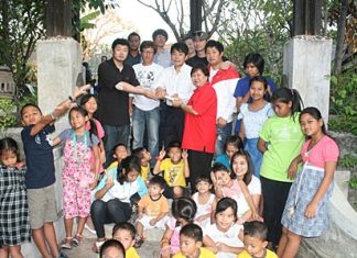 Kim Kwang-ho leads a delegation of 10 Korean restaurant owners in bringing lunch to the Pattaya Orphanage.