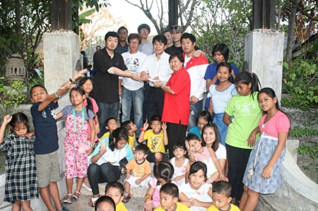 Kim Kwang-ho leads a delegation of 10 Korean restaurant owners in bringing lunch to the Pattaya Orphanage. 