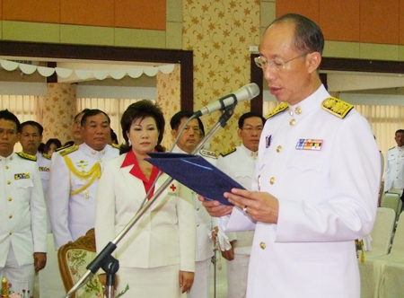 Gov. Khomsan Ekachai leads Chonburi officials in marking the first King Ramkhamhaeng Day January 17.