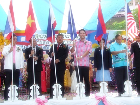 Mayor Itthiphol Kunplome and other officials plant flags to officially open the new ASEAN study center at Pattaya School #4. 