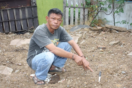 Suthad Supharit points to the knife he used to rob a 74-year-old woman of 60 baht and a gold necklace. 