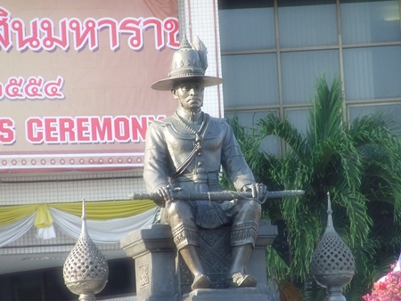 The King Taksin the Great monument dominates the front of Pattaya City Hall.
