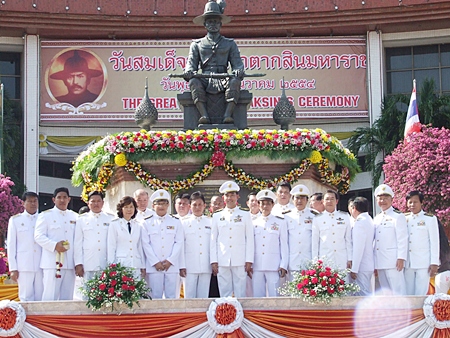 Mayor Itthiphol Kunplome (center), along with his deputy mayors and city hall staff honor King Taksin the Great.