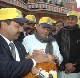 Rotarians and state government leaders in Jaipur, Rajasthan, India, vaccinate children against polio during a National Immunization Day in 2011. (Photo courtesy of the India PolioPlus Committee)