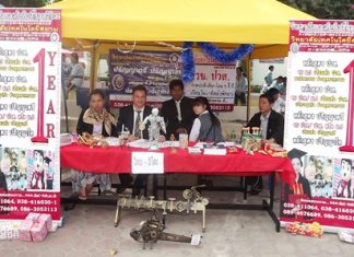 Students from Thai-Itoh Technology College show off their micro-robot simulator.