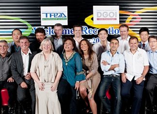 (From right) Dr. Thaweesak, president of TPDA and Dr. Bayer, president of DGOI. (Back row in the middle) Dr. Ramin Yachkaschi from Pattaya, with other participants.