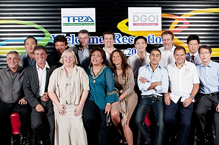 (From right) Dr. Thaweesak, president of TPDA and Dr. Bayer, president of DGOI. (Back row in the middle) Dr. Ramin Yachkaschi from Pattaya, with other participants.