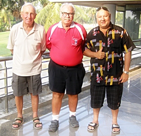 Thursday’s flight winners Don Richardson and Scott Lobenwein with ‘The Admiral’.