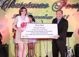 This charming lady from Kazakhstan receives the grand prize from Chatchawal Supachayanont (right), general manager of Dusit Thani Pattaya during the Christmas Eve Gala Dinner. The prize included two round-trip air tickets to Chiang Mai courtesy of Thai Airways International and a two-night’s stay at the resort’s sister hotel, the Royal Princess Chiang Mai.