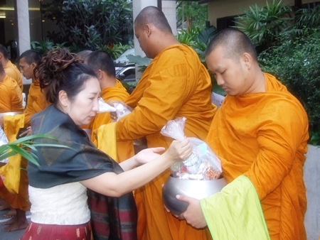 On the auspicious occasion of the Sunbeam Hotel & Spa’s 22nd anniversary, Rungthip Suksrikarn organized a merit making ceremony whereby more than 200 staff and guests gave alms to 99 monks who chanted prayers and gave their blessings for continued success for the establishment.
