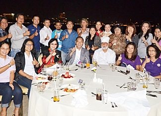Nopporn Kanchanamanee, (standing, 4th left) District Sales Manager of Thai Airways International hosted a New Year party at the Dusit Thani Pattaya recently to say thank you to the leading travel agents on the Eastern Seaboard.