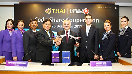 Presenting during the code share signing ceremony at Thai Airways International office in Bangkok are Dr Temel Kotil (4th from right), Turkish Airlines CEO and Piyasvasti Amranand (4th from left), THAI president. Also witnessing the ceremony are Ufuk Ugur (3rd from right), Turkish Airlines senior president for Asia & Far East, and Pandit Chanapai (3rd from left), THAI executive vice president for Commercial and staff of the two airlines. 