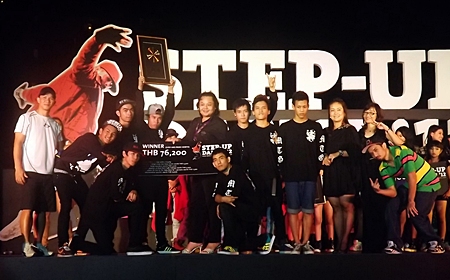 Somsakul Poljan, Director of Human Resources of Hard Rock Hotel Pattaya, presents the winning cash prize of 76,200 baht to Metreo Grooverz’, winners of the first “Step-Up Dance ’12
