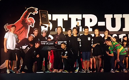 Somsakul Poljan, Director of Human Resources of Hard Rock Hotel Pattaya, presents the winning cash prize of 76,200 baht to Metreo Grooverz’, winners of the first “Step-Up Dance ’12