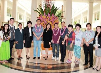 Thidsida Shingrissiri (centre), Director of Rooms of the Dusit Thani Pattaya led her management team to welcome Lou Guanlian (5th left), Tourism Administration deputy director and his entourage from QingDao, China. The delegation was on an official visit to Pattaya to sign a memorandum of understanding and acknowledge China’s participation in the International Horticultural Exposition to be held in QingDao in 2014.