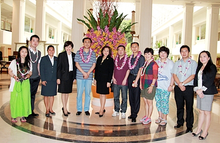 Thidsida Shingrissiri (centre), Director of Rooms of the Dusit Thani Pattaya led her management team to welcome Lou Guanlian (5th left), Tourism Administration deputy director and his entourage from QingDao, China. The delegation was on an official visit to Pattaya to sign a memorandum of understanding and acknowledge China’s participation in the International Horticultural Exposition to be held in QingDao in 2014.