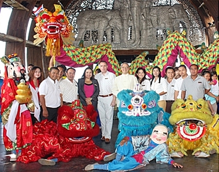 To celebrate the advent of the Year of the Dragon, the Centara Grand Mirage Beach Resort, Pattaya, led by GM Andre Brulhart (6th left), organized a “Lucky Lion and Dragon Show” in the hotel lobby much to the enjoyment of the hotel guests. Management & staff included Natthapaporn Noichan-ad, Thanakrit Saivichit, Thanathip Wihokhern, Daranat Nuchaikaew, Paulo De Matos, Montha Thongngam, Sukanya Wongdornma, Pisutwat Donsuea, Jeerasak Koisman and Narongsak Jitrayon.