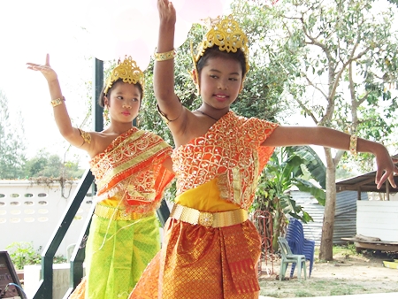 Young Thai dancers open the ceremony with a touching performance.