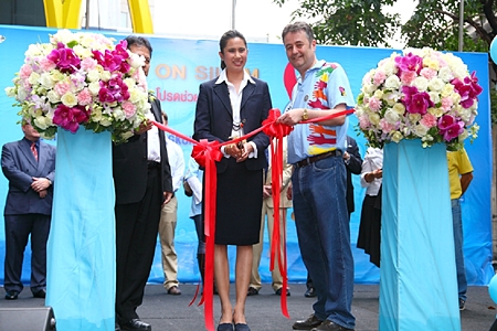 Bangkok Deputy Governor Taya Teepsuwan and Mark Butters, president of the Rotary Club of Bangkok South cut the ribbon to officially declare the 14th Annual Coins on Silom open.