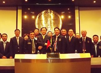 Qingdao Tourism officials sign a tourism-cooperation agreement with Pattaya City Hall officials.