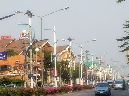 Construction of the new dolphin light poles throughout the city appears to be falling behind schedule, but at least these along part of Pattaya North Road are done. 