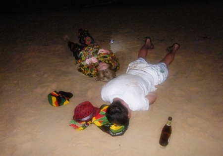 This Russian couple learned the hard way that Pattaya Beach is no place to get drunk and pass out. 