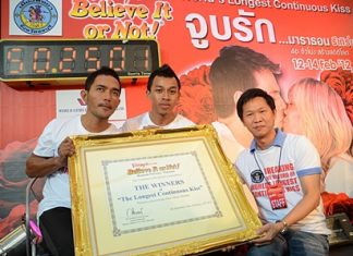 (L to R) Thanakorn Siththiemthong and Nonthawat Charoenkasetsin pose with their plaque presented to them by Somporn Naksuetrong, general manager of Royal Garden Plaza.