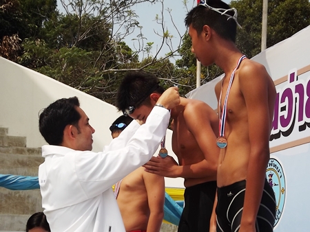 Pattaya Mayor Itthipol Kunplume awards medals to the champions in the 12yr male category.