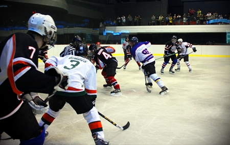 Fast and furious ice hockey hits Bangkok as Canada take on the World for charity. (Photo/Naz Brown) 