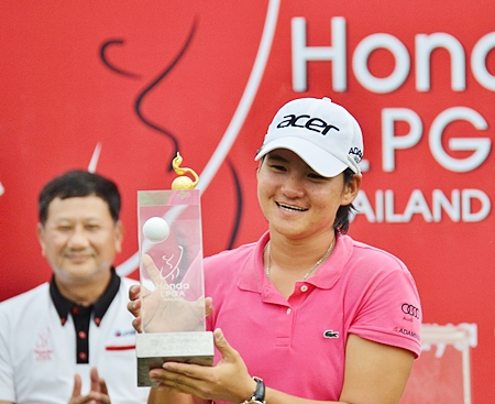World No.1 women’s golfer Yani Tseng from Taiwan holds up the Honda LPGA Thailand 2012 trophy after a superb final round 66 at Siam Country Club Old Course on Sunday gave her back to back victories in the event.
