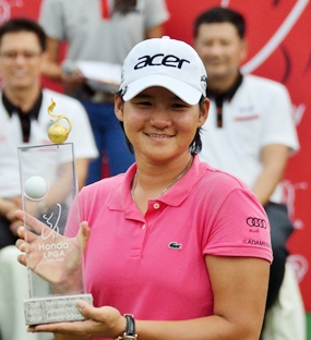 Yani Tseng shows off the trophy on the 18th green following the presentation ceremony.