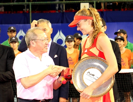 Chatchawal Supachayanont, GM of Dusit Thani Pattaya congratulates Daniela Hantuchova at Sunday’s conclusion of the 2012 PTT Pattaya Open.