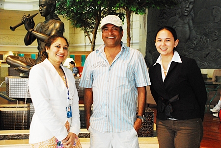 Allan Amin (centre), a celebrated award-winning, action-movie director in India’s Bollywood, Tollywood and Mollywood film industries, recently made the Royal Cliff Beach Hotel his home during the shooting of his current film in Pattaya. He was warmly welcomed by Kavitha Khadgepuram (left), Assistant Events Manager and Victoria Arnold, PR & Marketing Communications Manager.